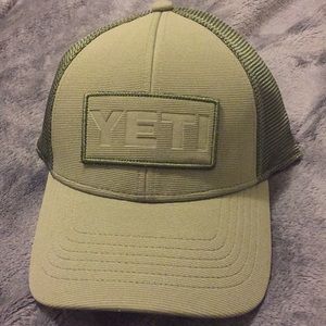 ✨Green Yeti Hat, NWT✨